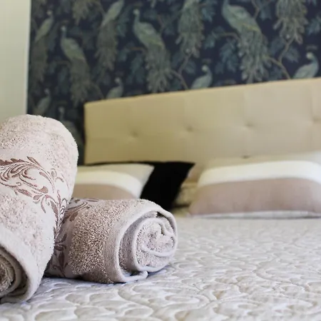 Balcon, Cosy One Bed With Aircon And Pool *