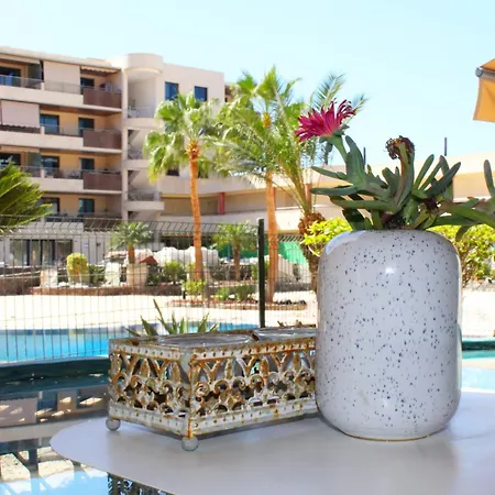 Balcon, Cosy One Bed With Aircon And Pool *